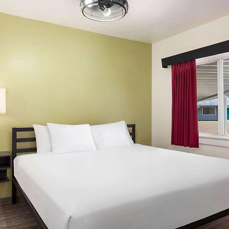 Baymont By Wyndham Fort Bragg Exterior foto