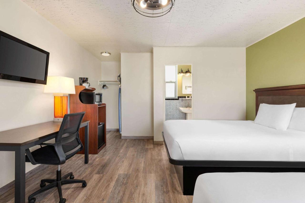 Baymont By Wyndham Fort Bragg Exterior foto