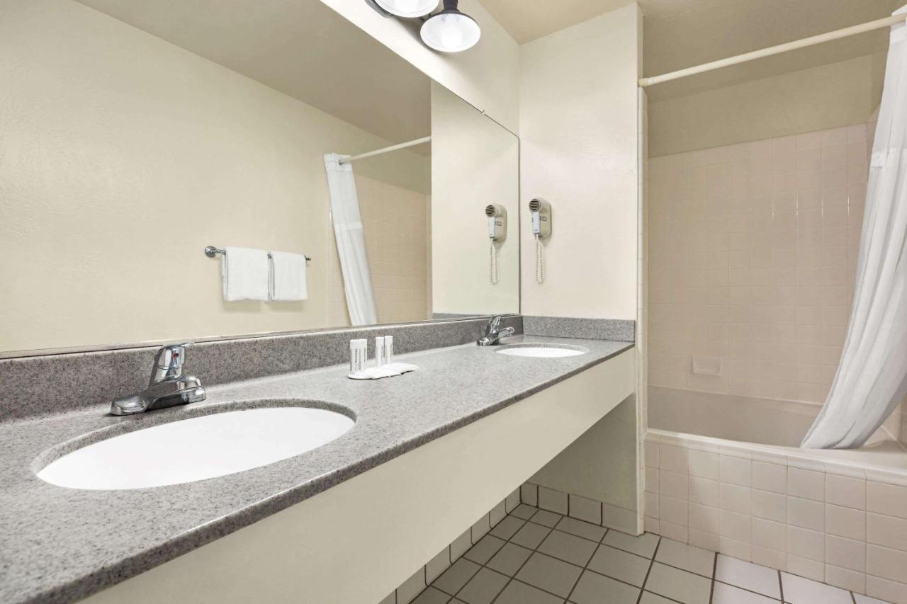 Baymont By Wyndham Fort Bragg Exterior foto